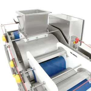 Hihnapuristin, jossa on siniset hihnat ja ruostumattomasta teräksestä valmistettu rakenne, jossa on valkoisia muovisia yksityiskohtia, punainen johto kytketty turvakytkimeen