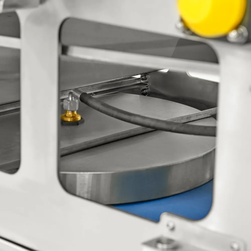 Suuri ruostumattomasta teräksestä valmistettu nauhapuristin, jossa on siniset nauhat