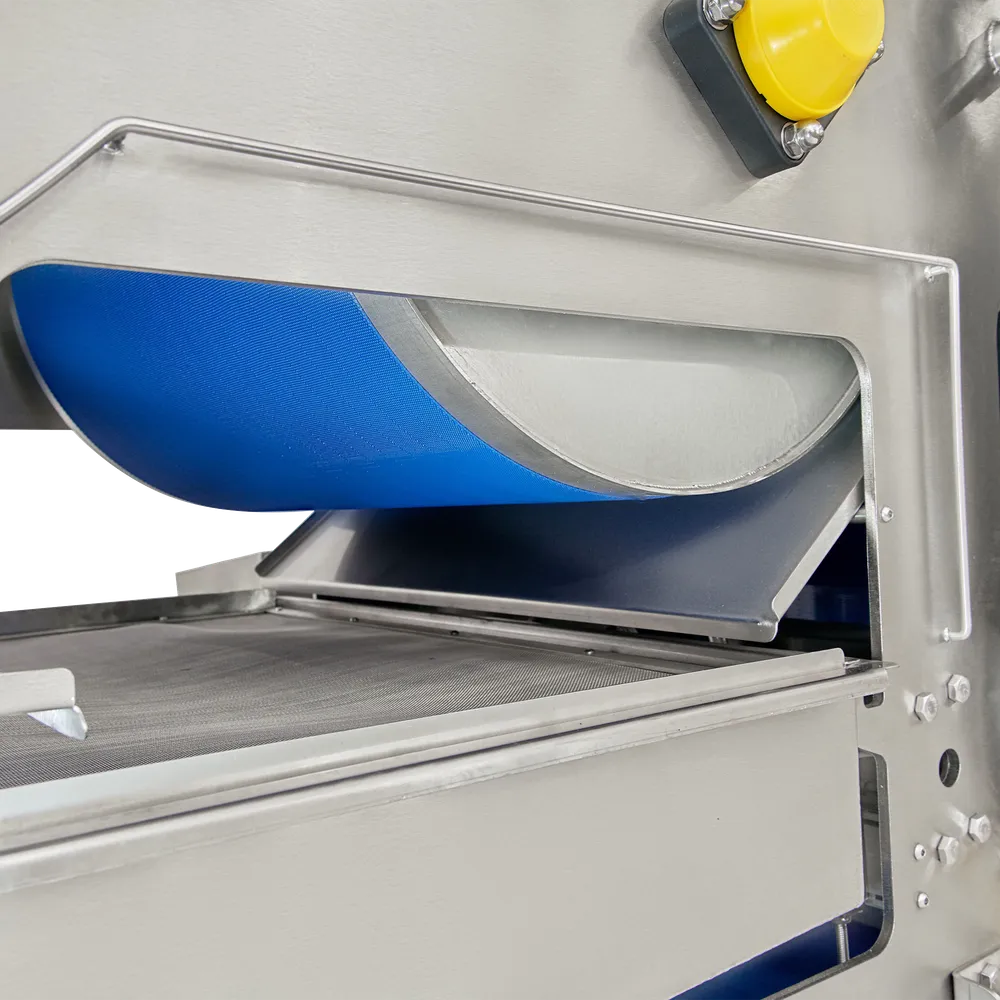 Lähikuva hihnapuristimesta sivulta