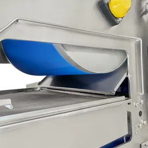 Lähikuva hihnapuristimesta sivulta