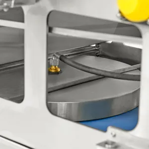 En stor bandpress i rostfritt stål med blå band