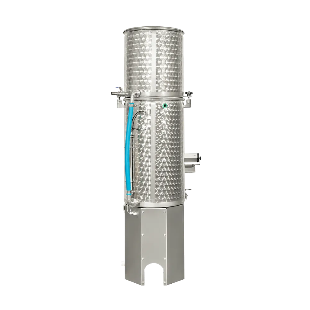 Bilde som viser baksiden av en sylindrisk pasteuriseringsmaskin med ulike utløp og en blå slange tilkoblet på siden