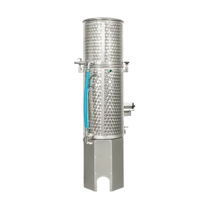 Bilde som viser baksiden av en sylindrisk pasteuriseringsmaskin med ulike utløp og en blå slange tilkoblet på siden