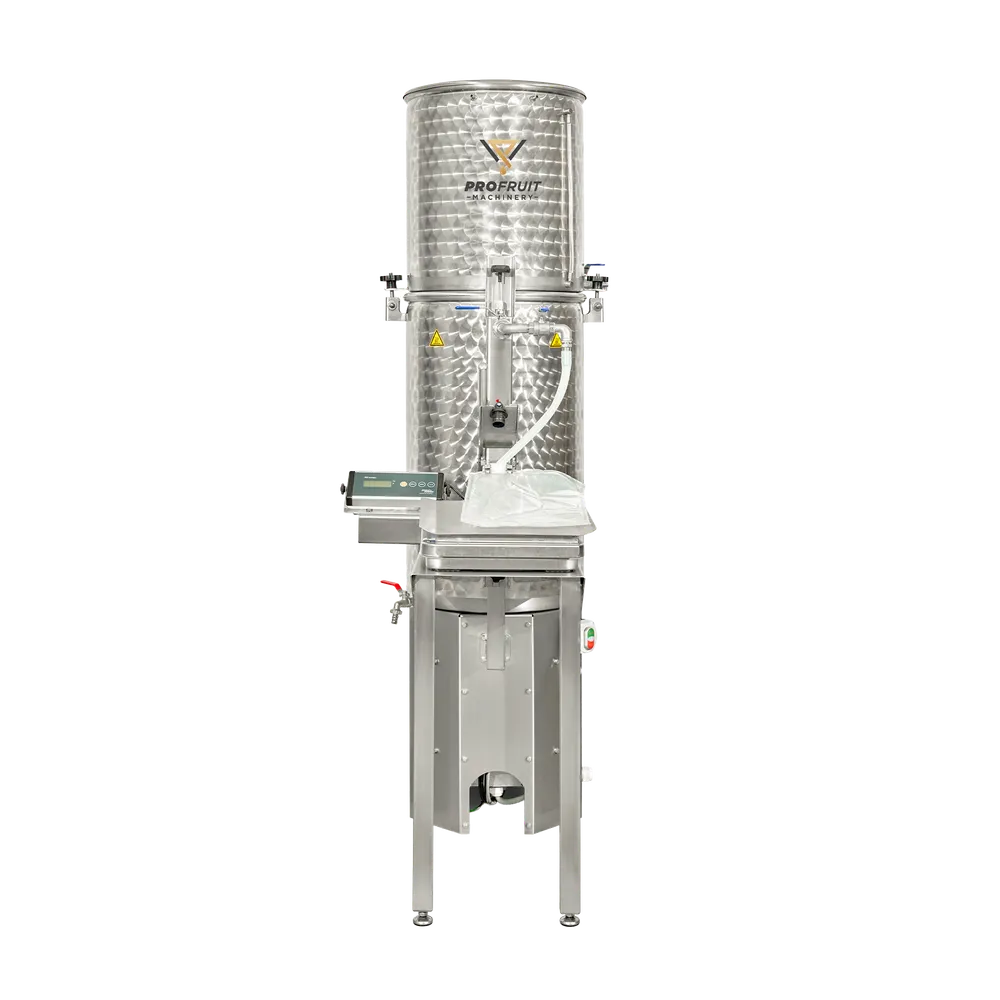 En sylindrisk pasteuriseringsmaskin med et bord på to ben for bag-in-box-påfylling