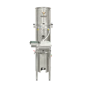 En sylindrisk pasteuriseringsmaskin med et bord på to ben for bag-in-box-påfylling