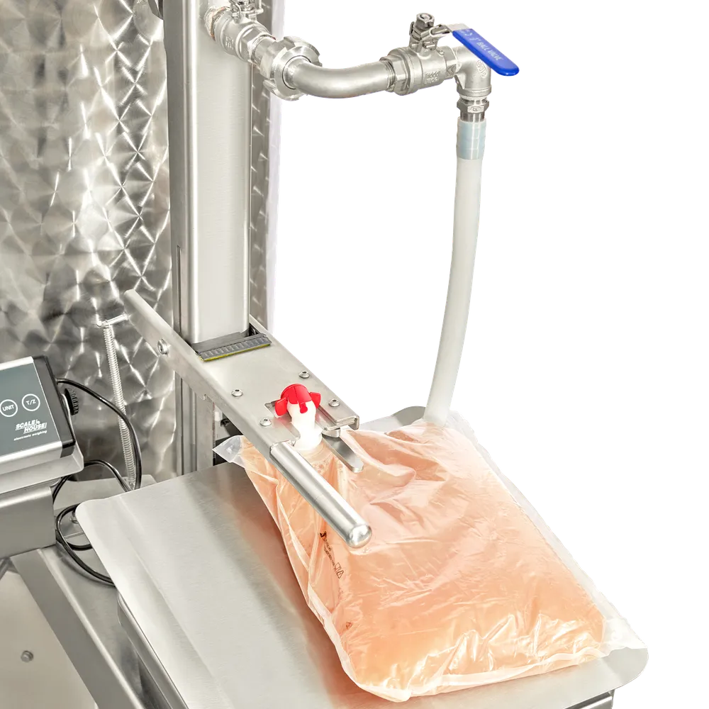 Nærbilde av pasteurisatoren med utstyr montert for fylling av bag in box-poser