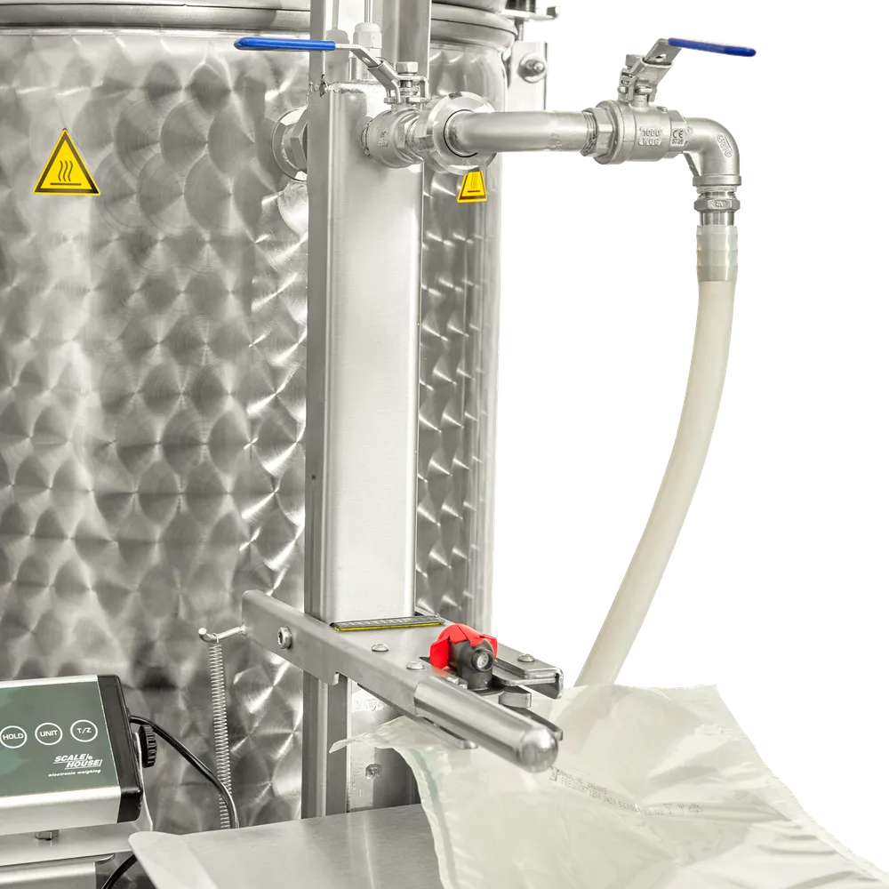 Nærbilde av pasteurisatoren med utstyr montert for fylling av bag in box-poser