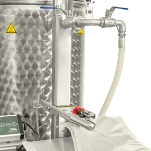 Nærbilde av pasteurisatoren med utstyr montert for fylling av bag in box-poser