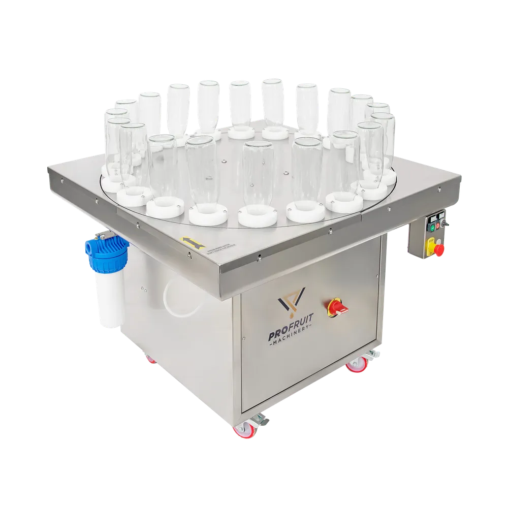 Flaskerensemaskin med plass til 20 glassflasker, vannfilter med blå detaljer montert på siden av maskinen