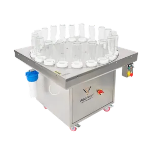 Flaskerensemaskin med plass til 20 glassflasker, vannfilter med blå detaljer montert på siden av maskinen