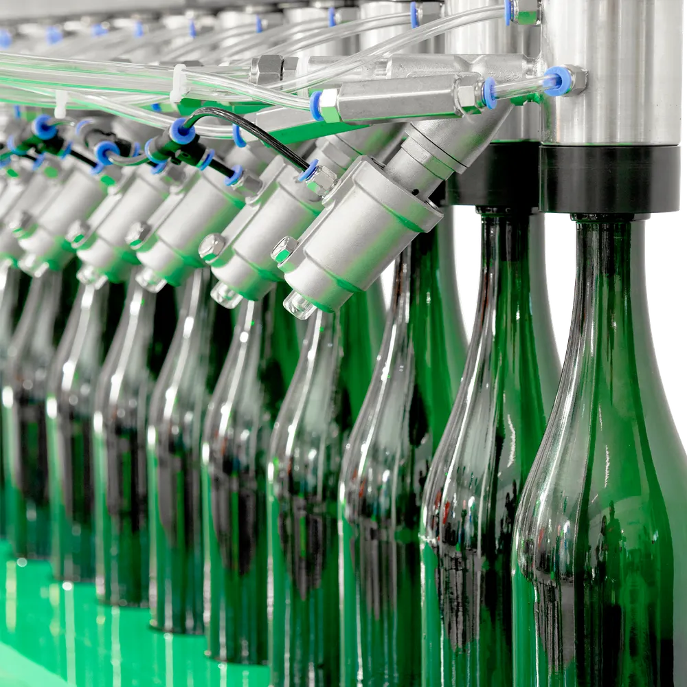 Når flaskene fylles, luftes de først med en liten mengde karbondioksid