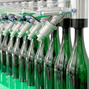 Når flaskene fylles, luftes de først med en liten mengde karbondioksid