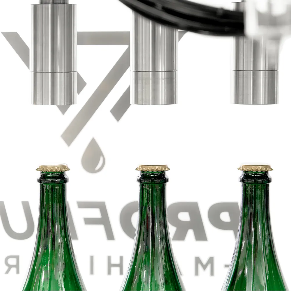 I det siste trinnet i maskinen blir flaskene forseglet med en kronehette 