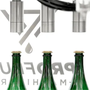 I det siste trinnet i maskinen blir flaskene forseglet med en kronehette 