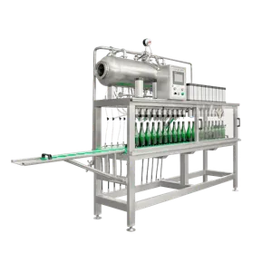 Maskin i rustfritt stål som brukes til å fylle flasker med kullsyreholdig drikke