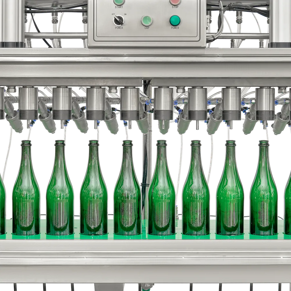 Mottrykksfylleren fyller og kapsler ti flasker om gangen