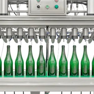 Mottrykksfylleren fyller og kapsler ti flasker om gangen