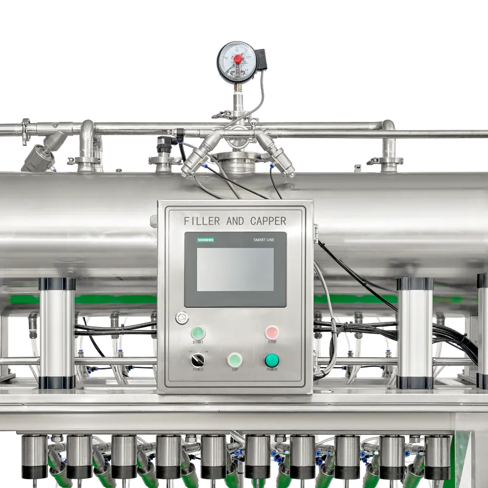 Mottrykksfylleren fyller og kapsler ti flasker om gangen