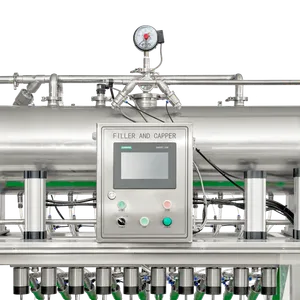 Mottrykksfylleren fyller og kapsler ti flasker om gangen