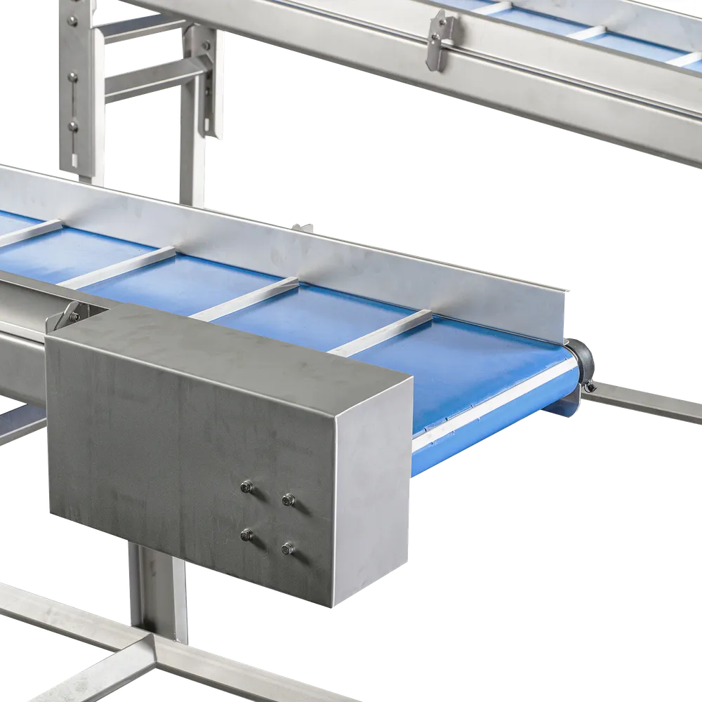 Nærbillede af en rustfri stålkasse, der sidder på siden af ​​sorteringstransportøren