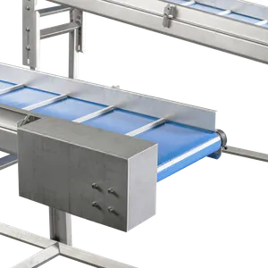 Nærbillede af en rustfri stålkasse, der sidder på siden af ​​sorteringstransportøren