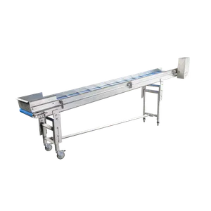 Aflang maskine med transportbånd monteret på stativ med fire drejelige hjul