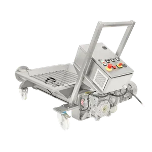 Skruepumpen har en integrert fôrbeholder og er montert på en ramme med fire hjul og et integrert håndtak