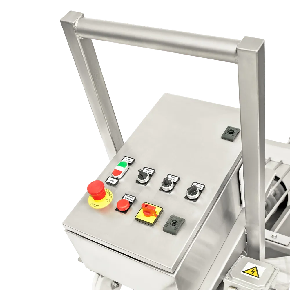 På håndtaket er det en kontrollboks med knapper og kontroller i forskjellige farger