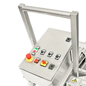 På håndtaket er det en kontrollboks med knapper og kontroller i forskjellige farger