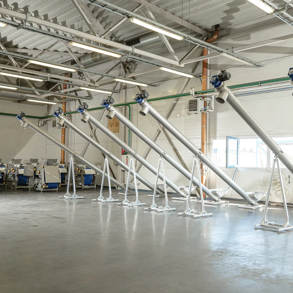 Industrilokaler med seks skruetransportører plassert ved siden av hverandre