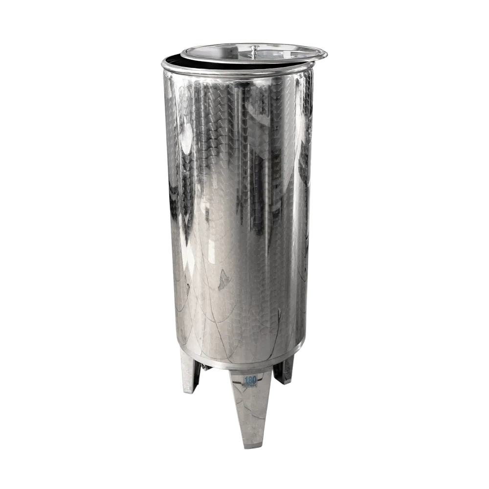 Stor rustfri ståltank med en poleret finish og en stabil konstruktion på tre ben