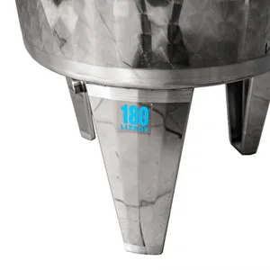 Nærbillede af eksternt udløbsrør i bunden af ​​en rustfri ståltank med tre ben