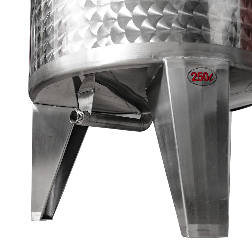 Nærbillede af eksternt udløbsrør i bunden af ​​en rustfri ståltank med tre ben