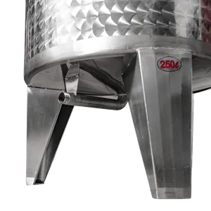 Nærbillede af eksternt udløbsrør i bunden af ​​en rustfri ståltank med tre ben