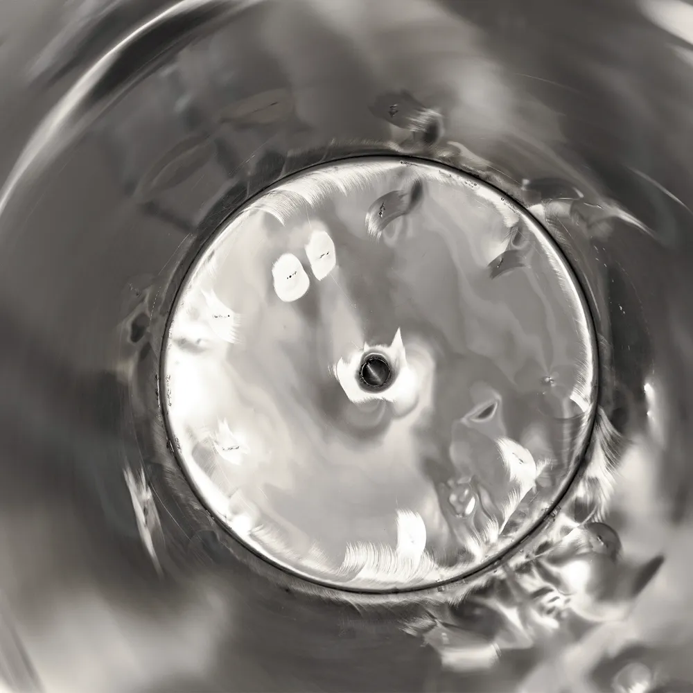 Indersiden af en stor rustfri ståltank 