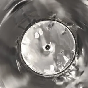 Indersiden af en stor rustfri ståltank 