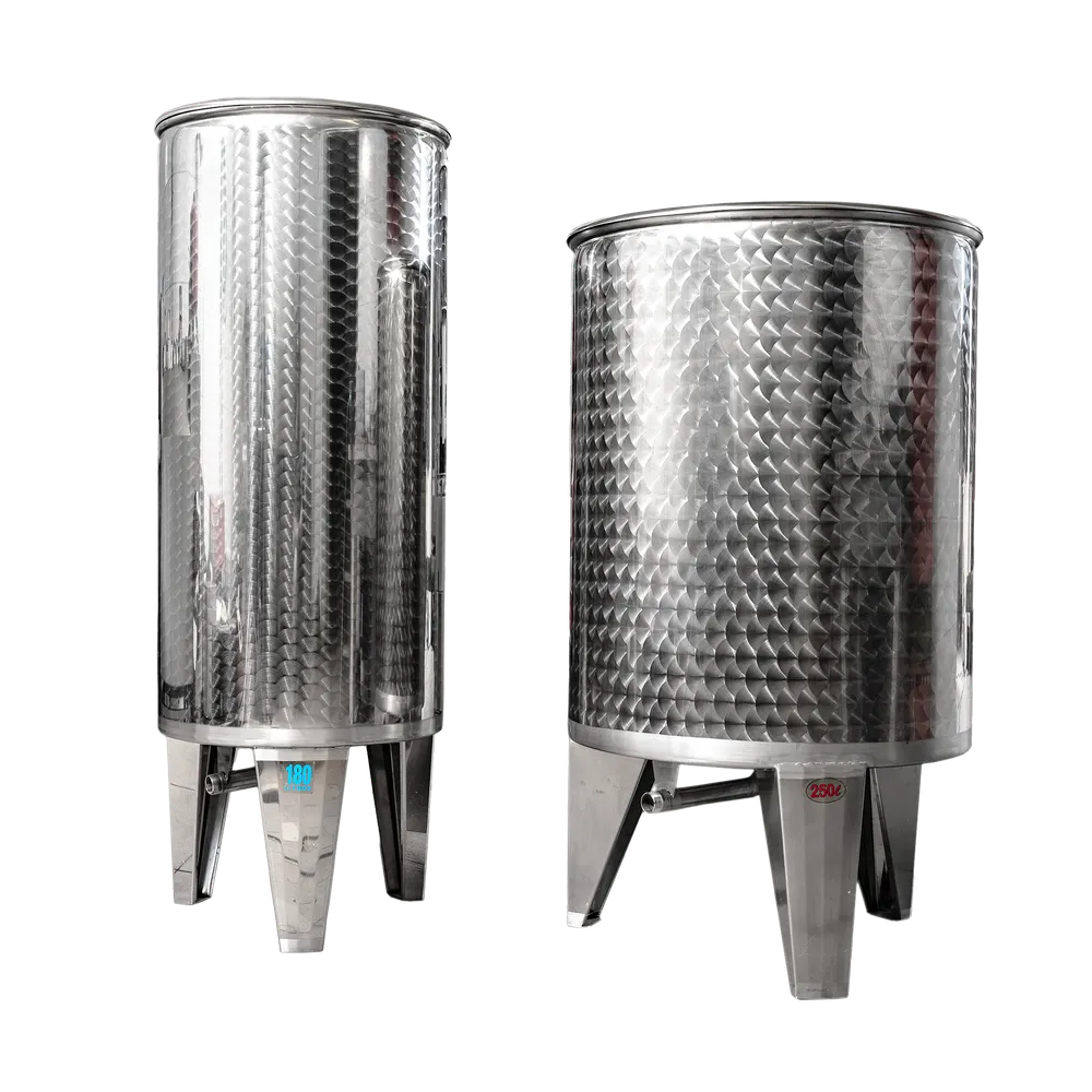 Två stora rostfria tankar med en polerad finish och en stabil konstruktion på tre ben