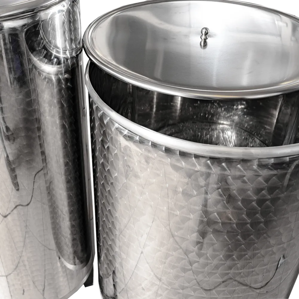 Stor rustfri ståltank med poleret finish og rustfrit stål låg