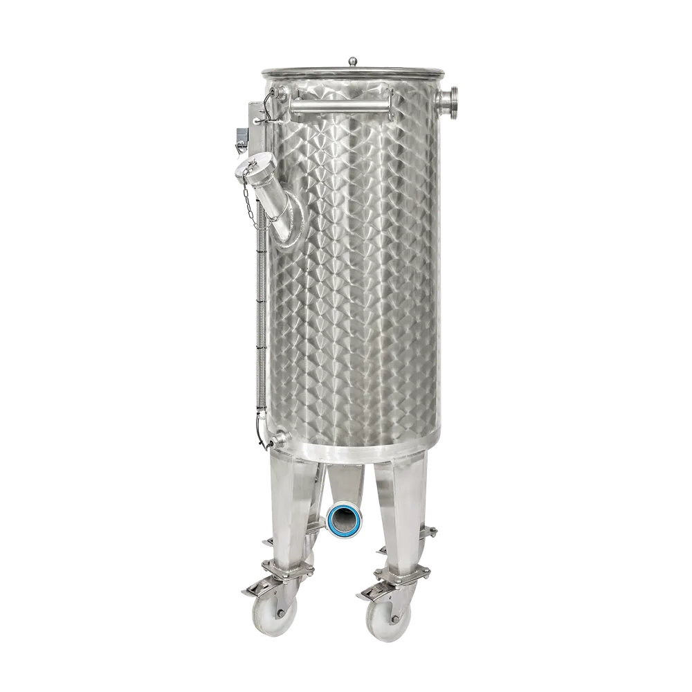 Tank i rostfritt stål som står på fyra ben med svängbara hjul, tanken har diverse anslutningar