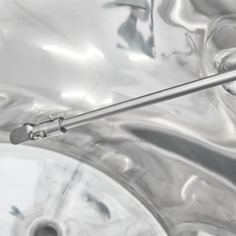 Bilden visar instick med omrörare i tanken. På omrörarens axel sitter en propeller i änden