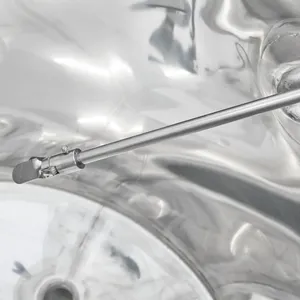 Bilden visar instick med omrörare i tanken. På omrörarens axel sitter en propeller i änden