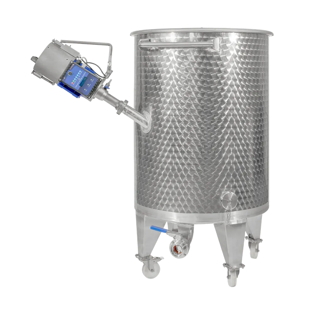 Tank i rostfritt stål på fyra ben med en omrörare monterad som sticker ut i sidan på tanken