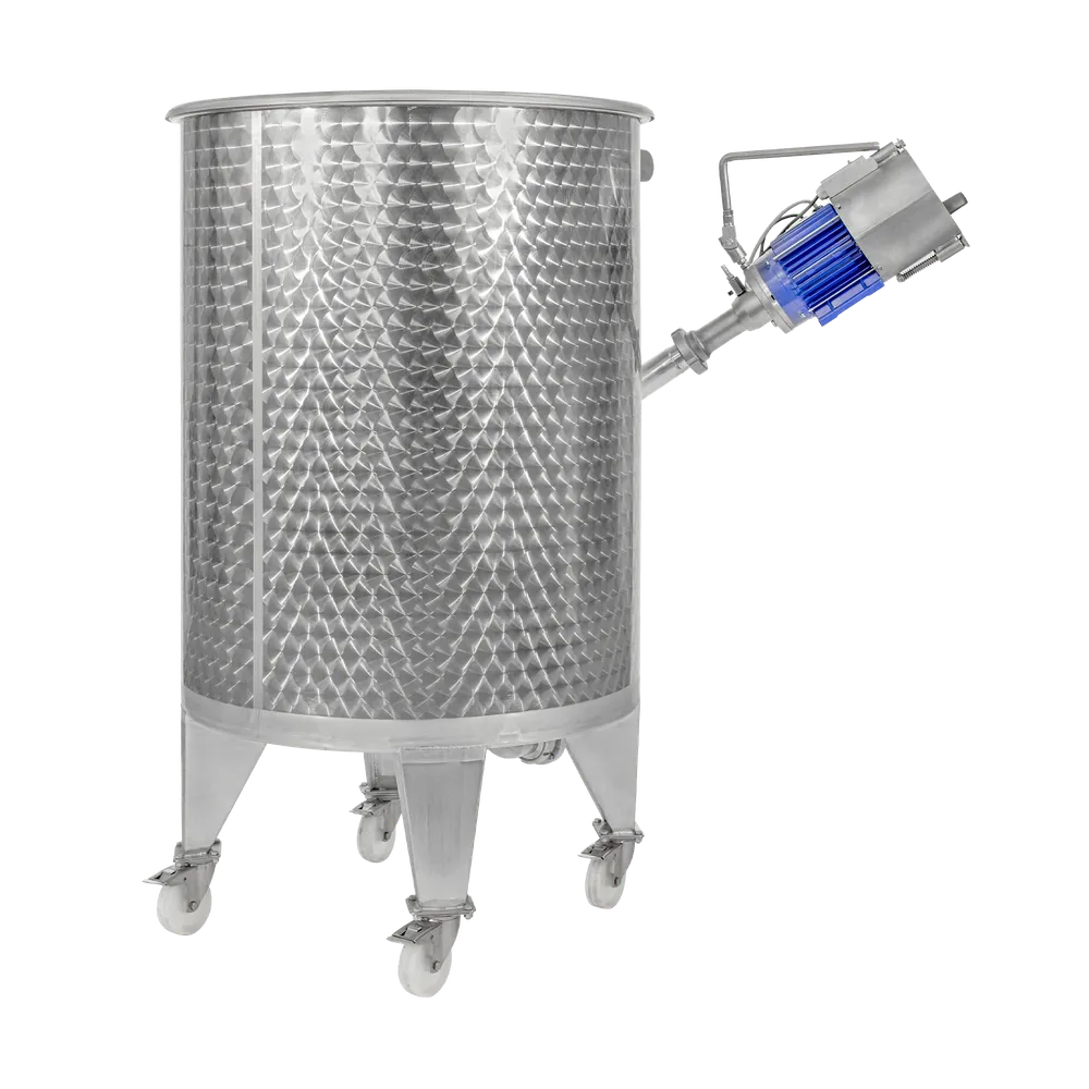 Røreværket er installeret i tanken, og på ydersiden af tanken stikker røreværkets motor frem. Et blåt kontrolpanel er placeret på siden af pumpen