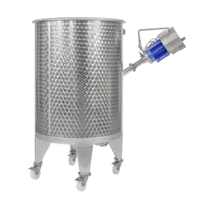 Røreværket er installeret i tanken, og på ydersiden af tanken stikker røreværkets motor frem. Et blåt kontrolpanel er placeret på siden af pumpen