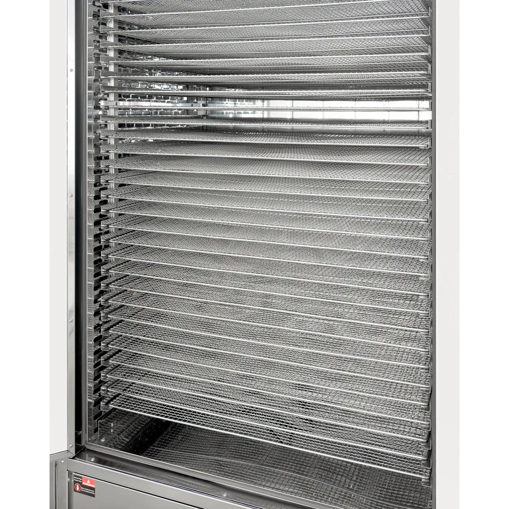 Detalje af et tørreskab til frugt og bær. Et display med grønne tal er placeret over døren til tørreskabet