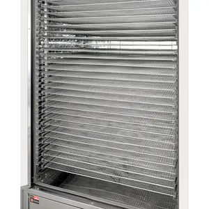 Detalje af et tørreskab til frugt og bær. Et display med grønne tal er placeret over døren til tørreskabet