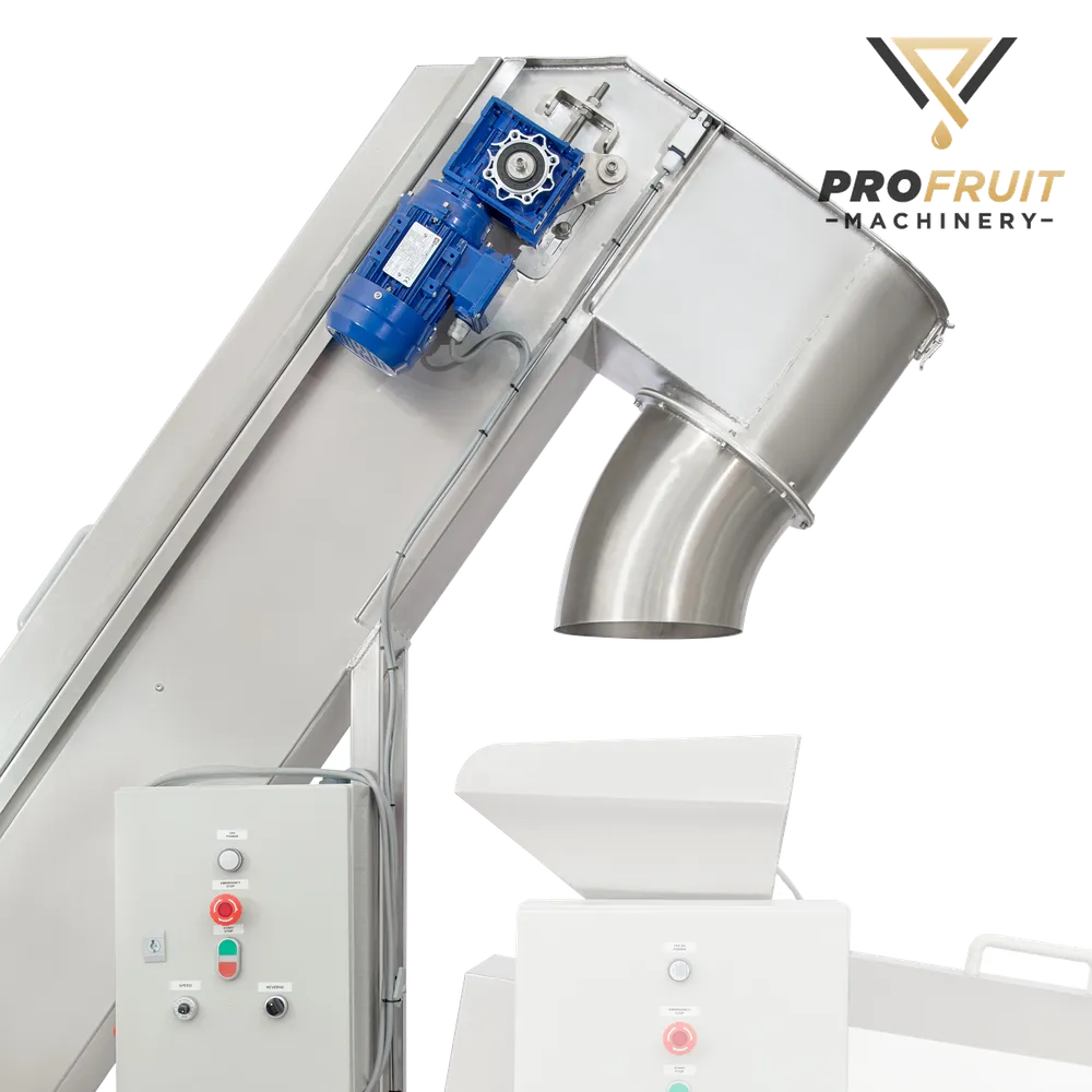 Nærbilde av utmatingsdelen av maskinen, på siden er det en blå elektrisk motor som driver transportbåndet