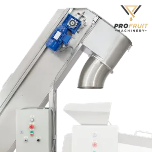 Nærbilde av utmatingsdelen av maskinen, på siden er det en blå elektrisk motor som driver transportbåndet