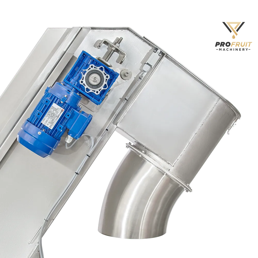 Nærbilde av utmatingsdelen av maskinen, på siden er det en blå elektrisk motor som driver transportbåndet