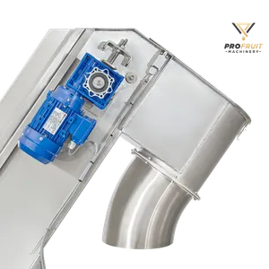 Nærbilde av utmatingsdelen av maskinen, på siden er det en blå elektrisk motor som driver transportbåndet